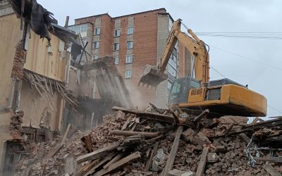 Промышленный снос и демонтаж зданий спецтехникой - Псков, цены, предложения специалистов