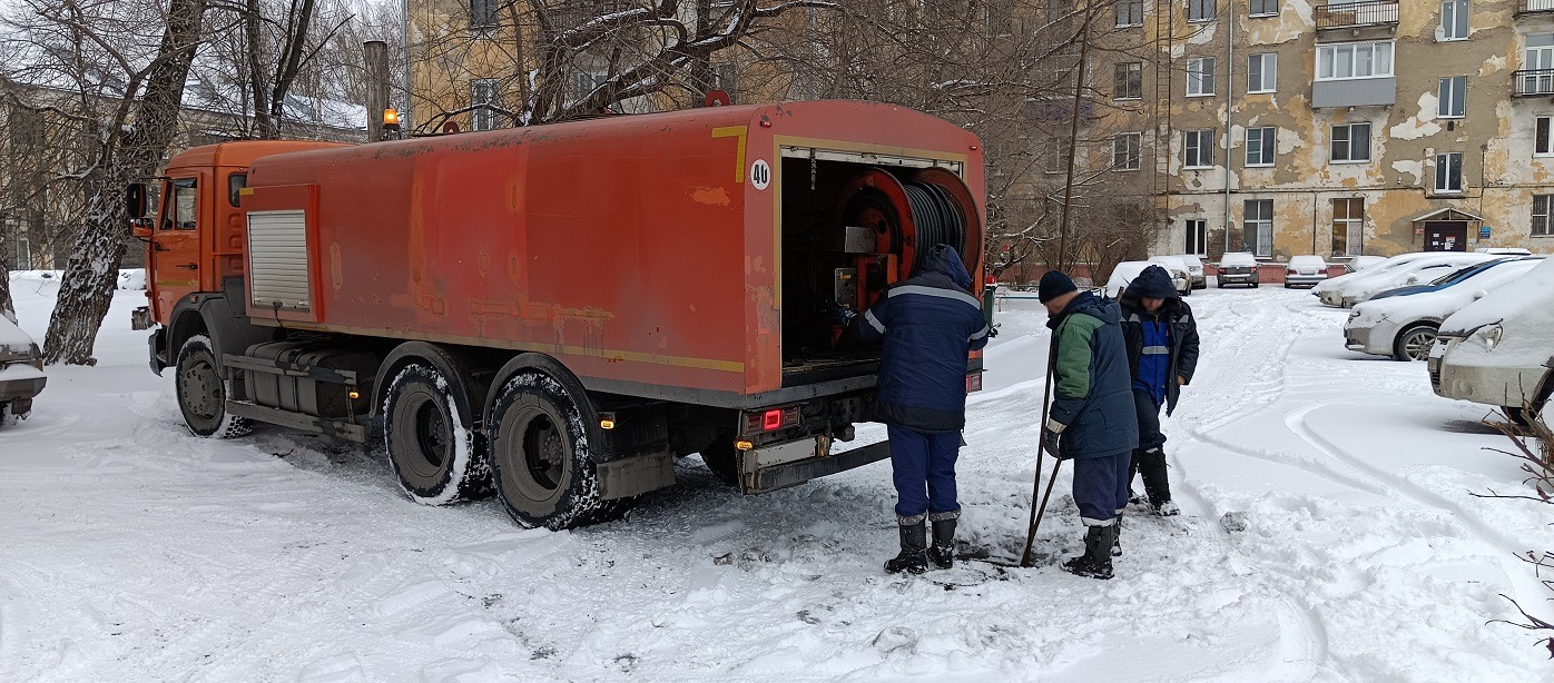 Прочистка канализации от засоров гидропромывочной машиной и специальным оборудованием в Пскове