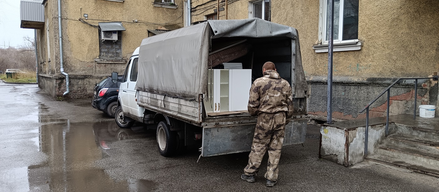 Квартирные перевозки. Погрузка мебели в Газель в Псковской области