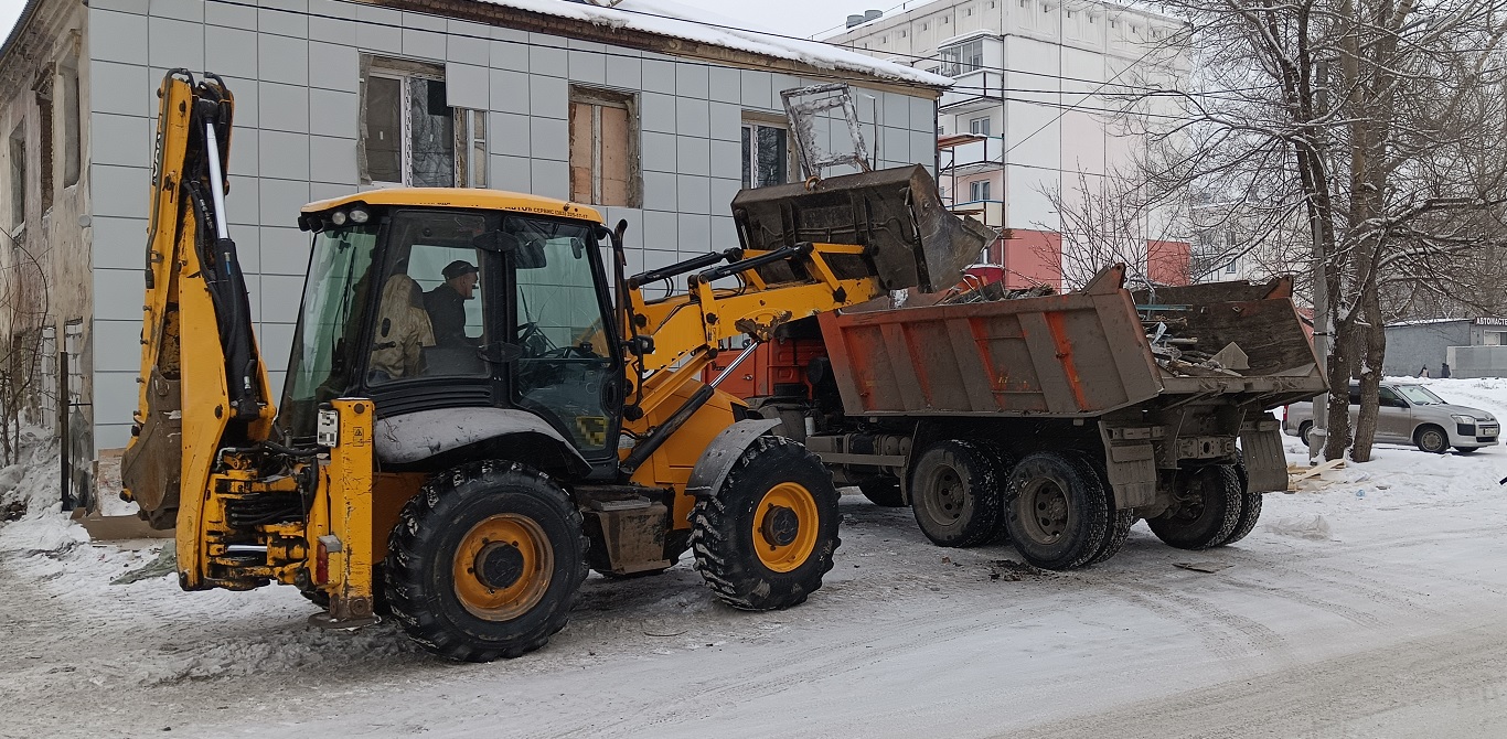 Уборка и вывоз строительного мусора, ТБО с помощью экскаватора и самосвала в Пскове