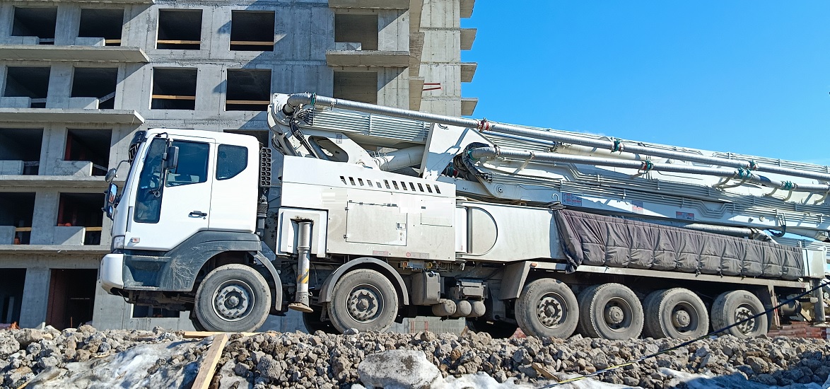 Услуги и заказ бетононасосов для заливки бетона в Опочке